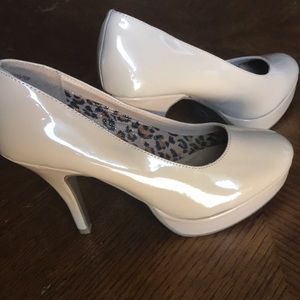 Tan Kenneth Cole pumps